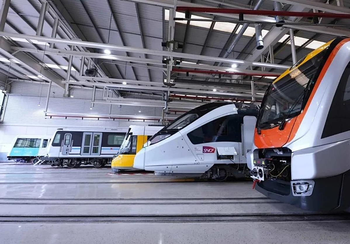 Varios trenes de CAF en las instalaciones de la compañía beasaindarra.