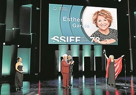 Esther García con su Premio Donostia es aplaudida por los hermanos Almodóvar y las presentadoras en la gala del Kursaal