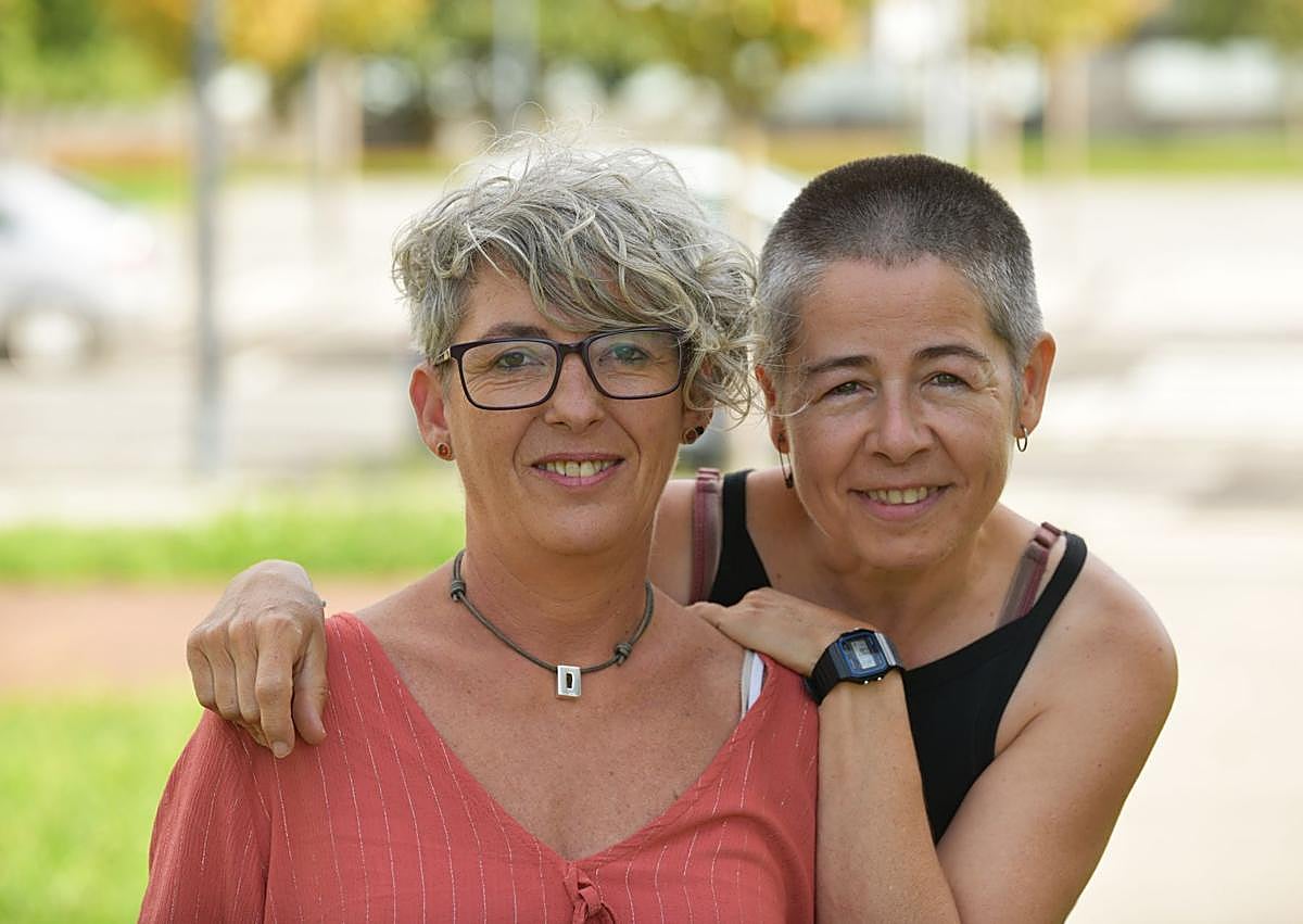 Imagen secundaria 1 - Lurdes Iriondo haren azken argazkietako batean. Inge Mendioroz eta Idoia Garzes dokumentalgileak. Dokumentaleko kartela. 