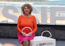 Esther García, el primer Premio Donostia de este 2025, en la terraza del Kursaal durante el posado para fotos.