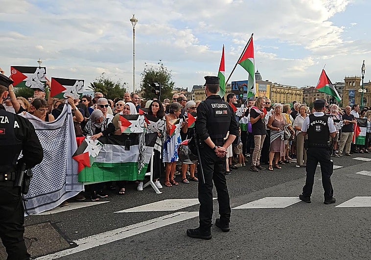 Protesta en apoyo a Palestina frente al Kursaal en el arranque del Zinemaldia