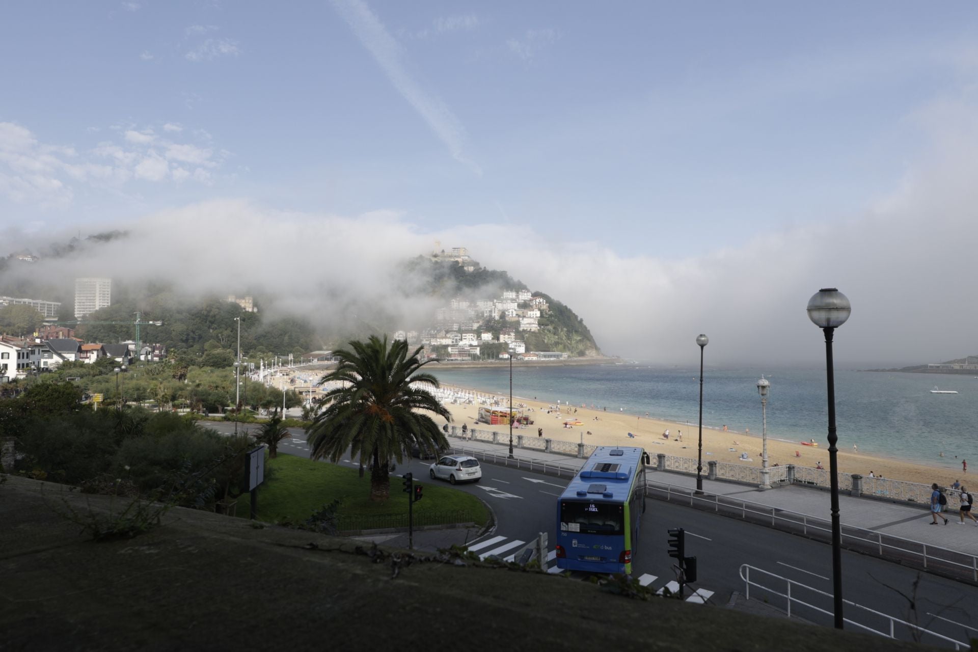 La niebla cubre la costa guipuzcoana