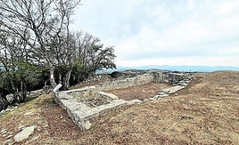 Resto de la ermita de Doneztebe en la zona alta del monte Arriaundi desde el que las vistas son preciosas.