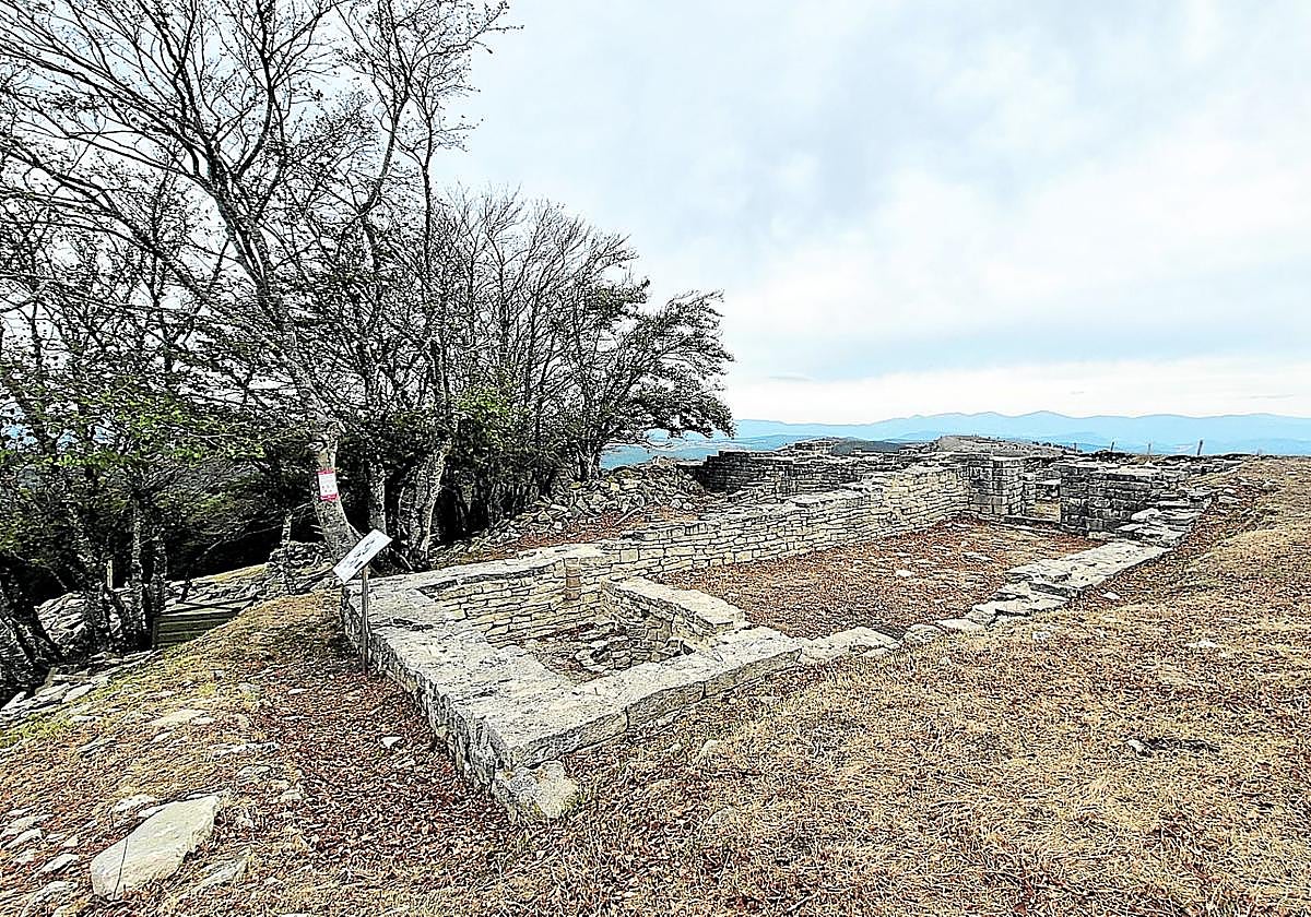 Resto de la ermita de Doneztebe en la zona alta del monte Arriaundi desde el que las vistas son preciosas.