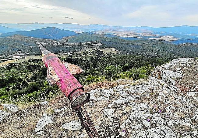 Buzón con forma de cohete en el monte Arriaundi.
