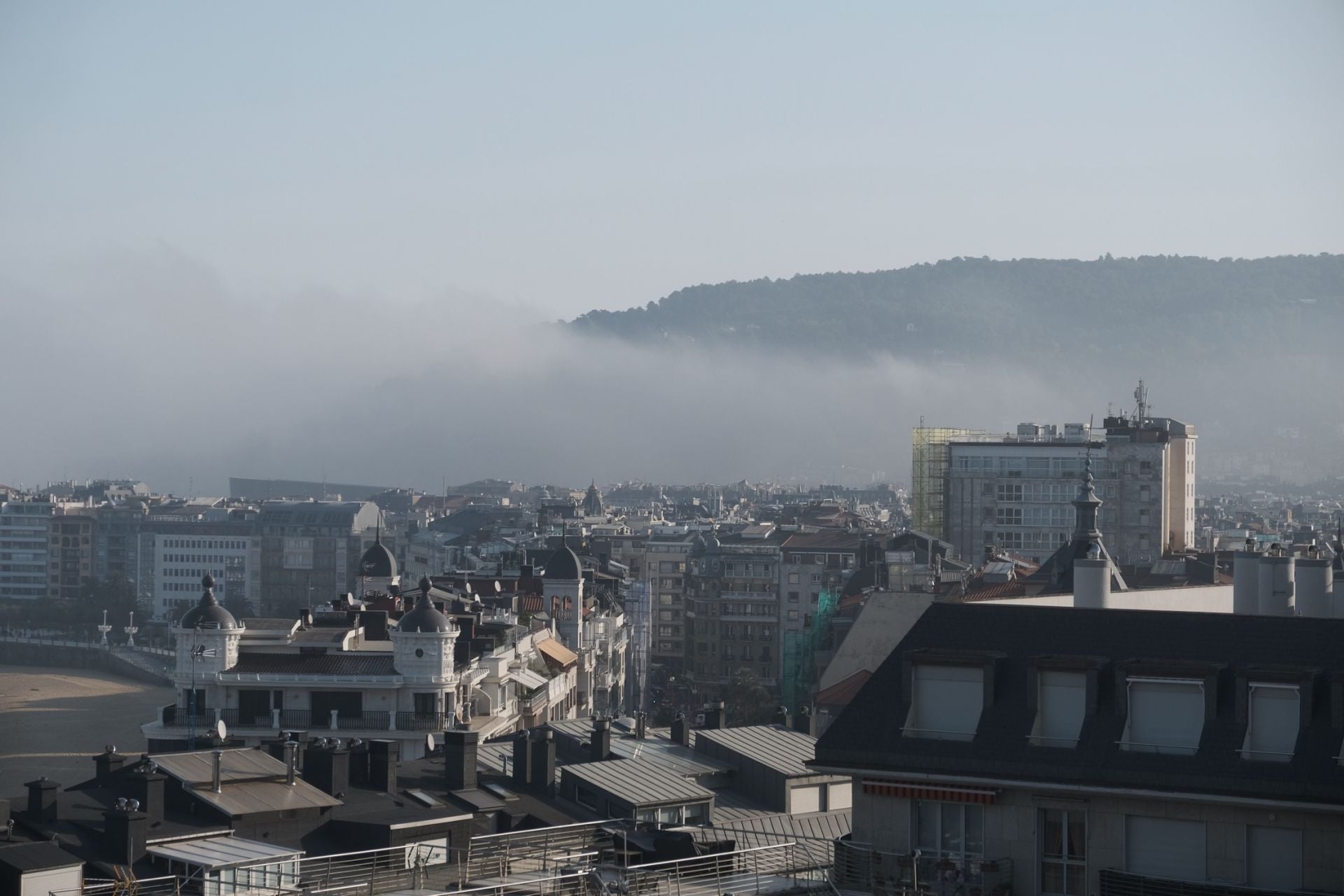 La niebla cubre la costa guipuzcoana