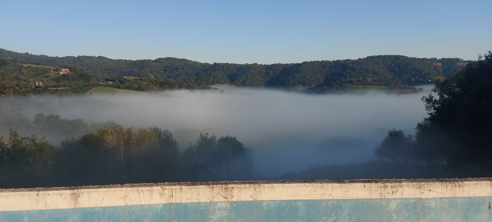 La niebla cubre la costa guipuzcoana
