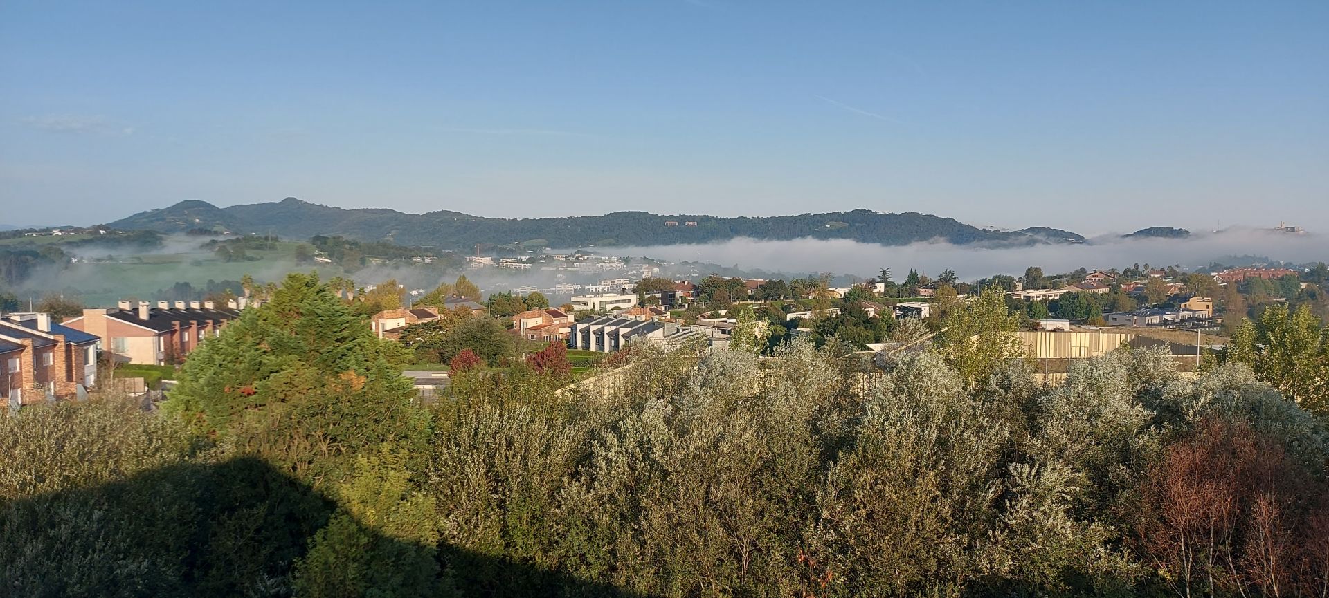 La niebla cubre la costa guipuzcoana