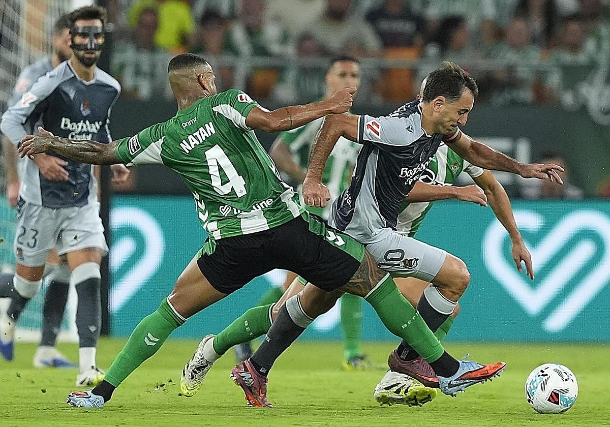 Oyarzabal intenta salvar la entrada de Natan en el choque ante el Betis.