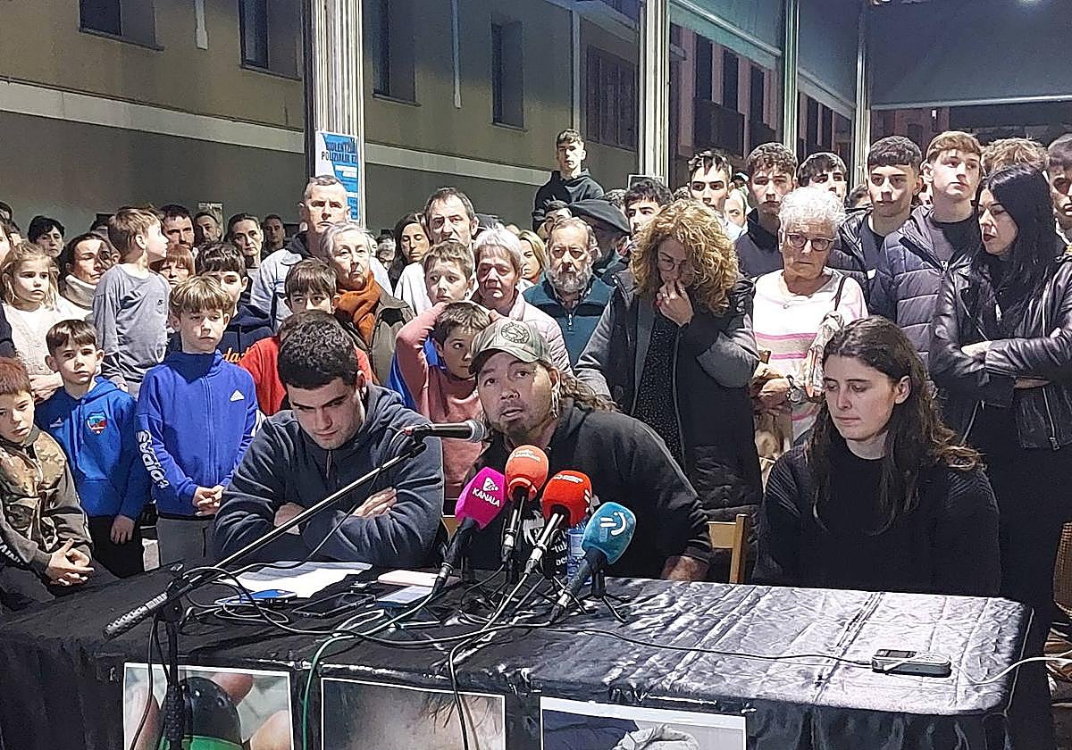 El padre del menor en comparecencia pública.