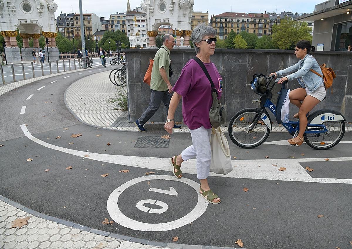 Imagen secundaria 1 - Joseba Altube, vecino de la Parte Vieja, en el bidegorri de Zurriola. Debajo, punto conflictivo frente a la estación del Norte y un ciclista echa pie a tierra en el puente de María Cristina.