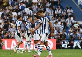 Jugadores de la Real tras el duelo del pasado sábado ante el Real Madrid en Anoeta.