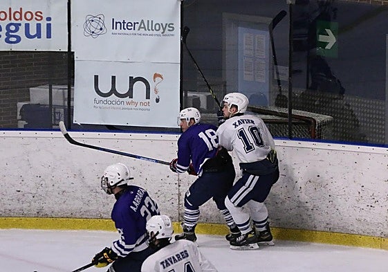 Partido entre el Txuri y el Oporto la temporada pasada.