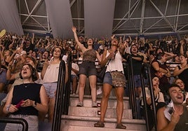 El público, con auriculares, durante el concierto de ZETAK en Illunbe.