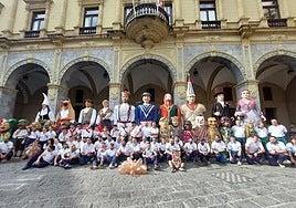 Los gigantes y cabezudos han partido desde Gudarien Plaza