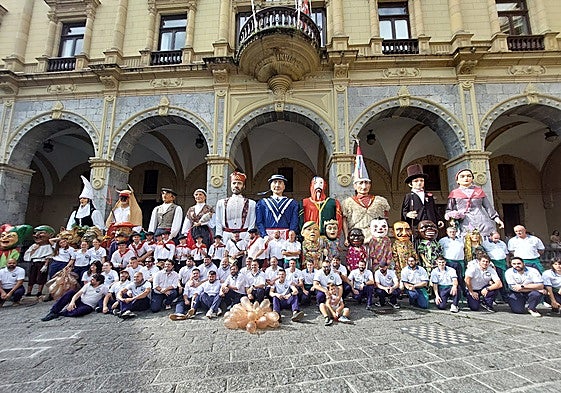 Los gigantes y cabezudos han partido desde Gudarien Plaza