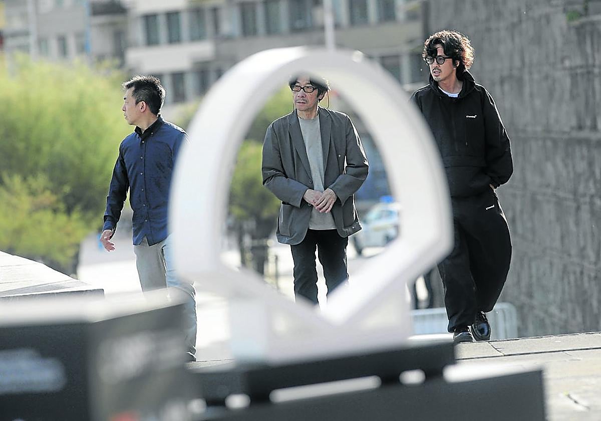 El director Junji Sakamoto, el actor Ryuya Wakaba y el hijo de la alpinista, Shinya Tabei. Imagen de la película que se proyecta en Sección Oficial fuera de concurso.