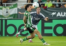 Sergio Gómez, ante Bellerín.