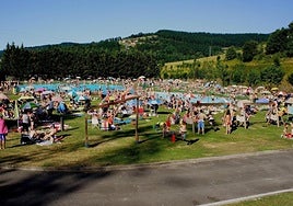 Las piscinas de Mintxeta, abarrotadas de gente un día de buen tiempo.