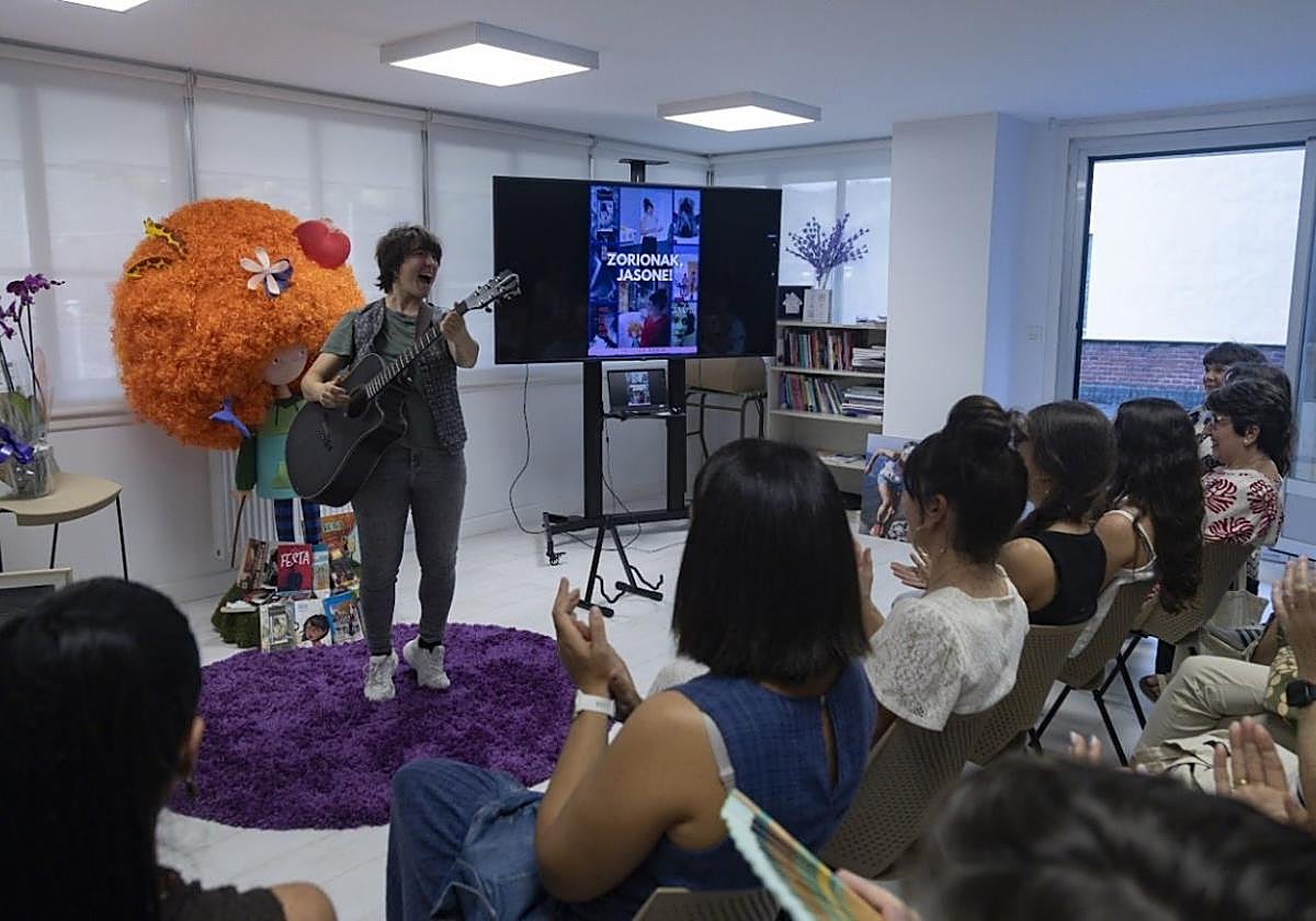 El IV Premio Lila reconoce el trabajo a favor de la igualdad de la escritora Jasone Osoro