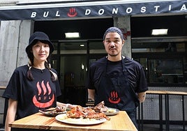 Ayoon Inés Cho y Max Junwoo Bai en la terraza del BUL con sus platos fusión.