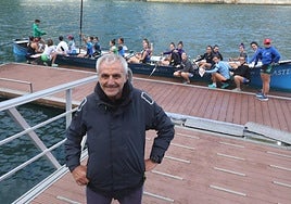 Ramón Erostarbe y el bote femenino durante un entrenamiento de esta temporada en Pasaia.