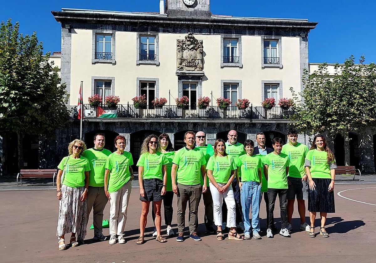 Organizadores y patrocinadores de la Mendi-Martxa en la presentación del evento.