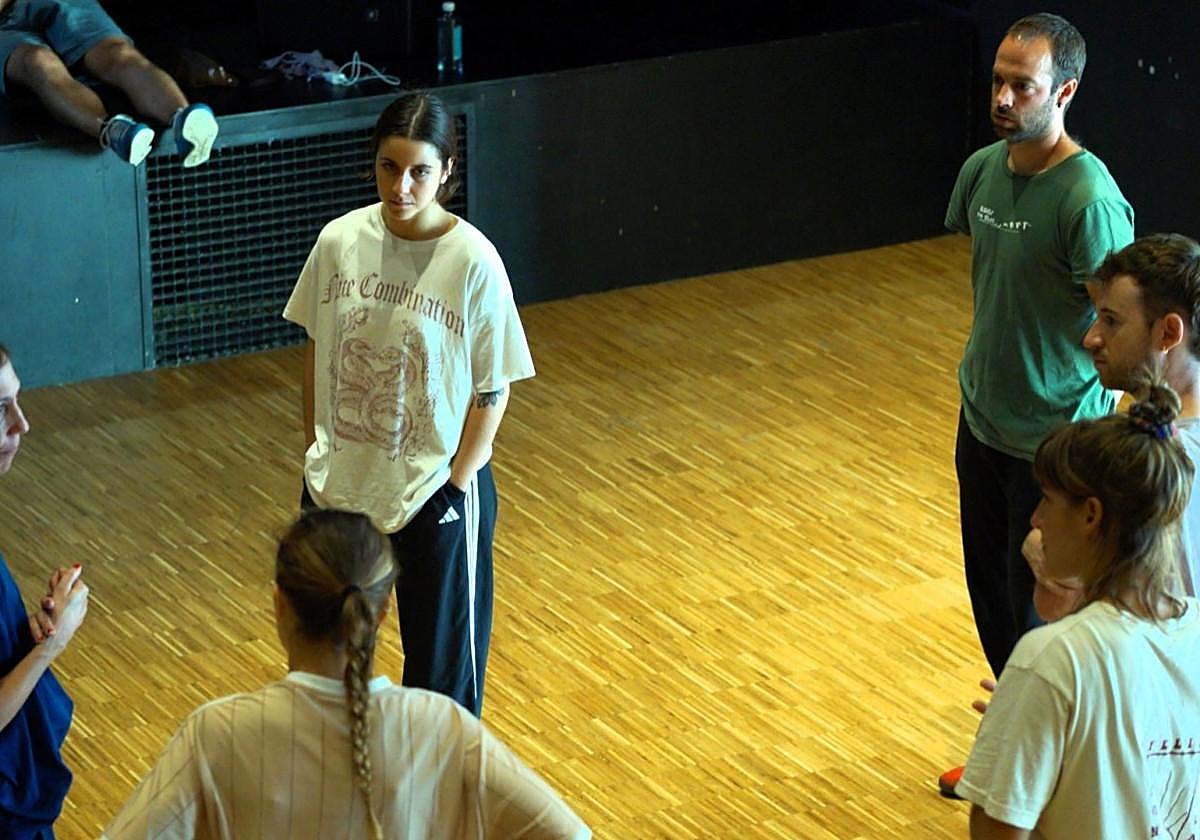 Los bailarines durante un ensayo de la nueva pieza ya en marcha.