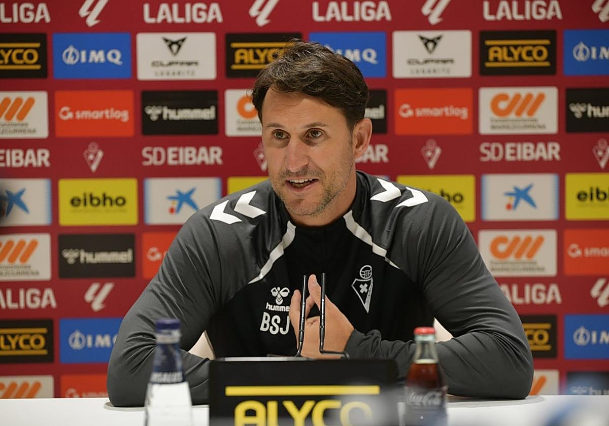 El técnico armero, Beñat San José, compareció este viernes en la previa del derbi ante el Sanse.