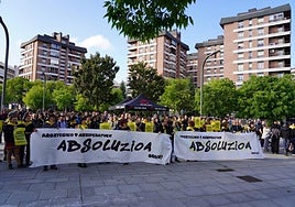 Protestas durante la celebración del juicio, pidiendo la absolución.