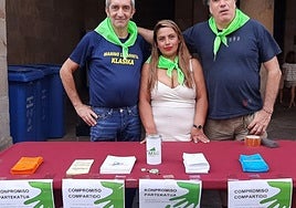 Miembros de la delegación local en la mesa informativa.