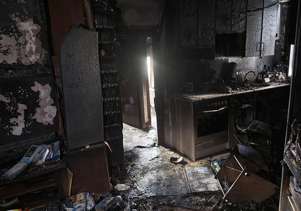 Vivienda afectada por el fuego en el barrio donostiarra de Bidebieta.