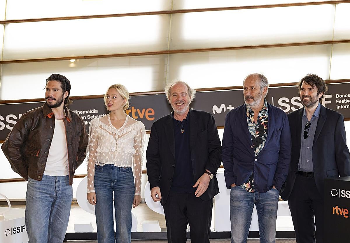 El director Arnaud Desplechin (en el centro), junto a los protagonistas y uno de los guinistas de 'Two pianos'.