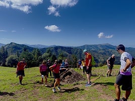 Los participantes a la visita guiada al Frente de la Guerra Civil pudieron conocer muchos vestigios de la contienda.