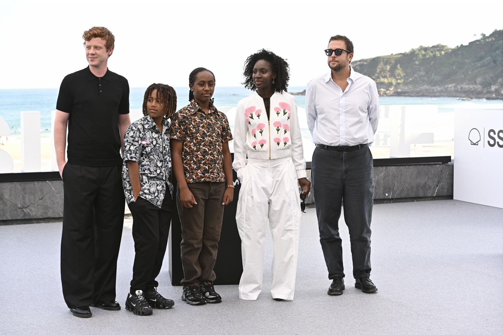 Los actores Jules Waringo, Leonis y Teoudor Piñero Muller junto a la actriz Eye Haidara y el director Joachim Lafosse posan en el photocall de la película Six Jours.