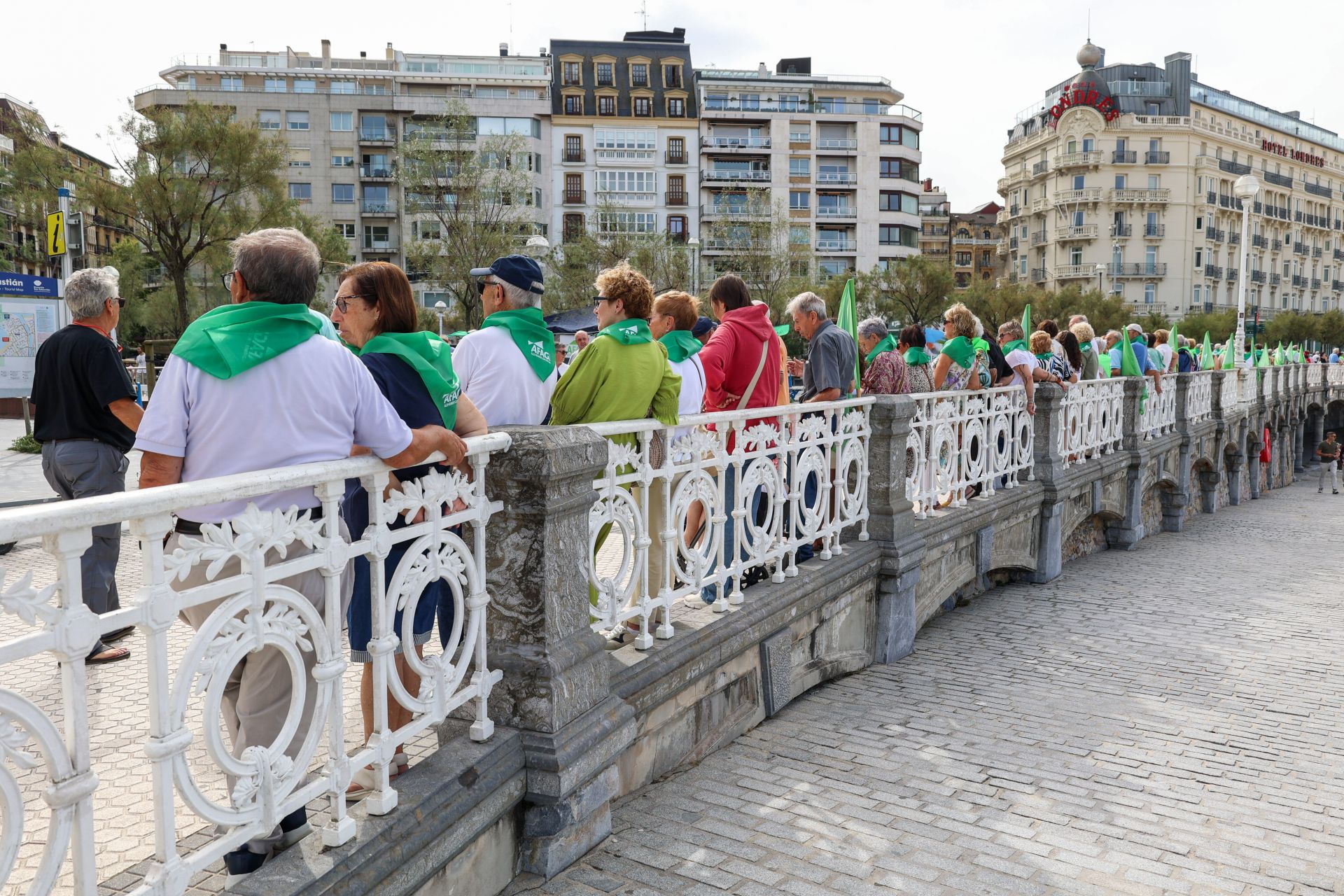 Cadena humana en Donostia para sensibilizar sobre el alzhéimer