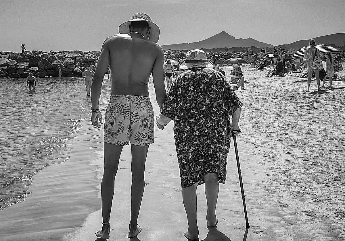 Sus muchos paseos por la orilla le han dado el primer premio al irundarra.