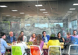 Reunión ayer en Multiverse durante la visita del ministro a la tecnológica donostiarra.