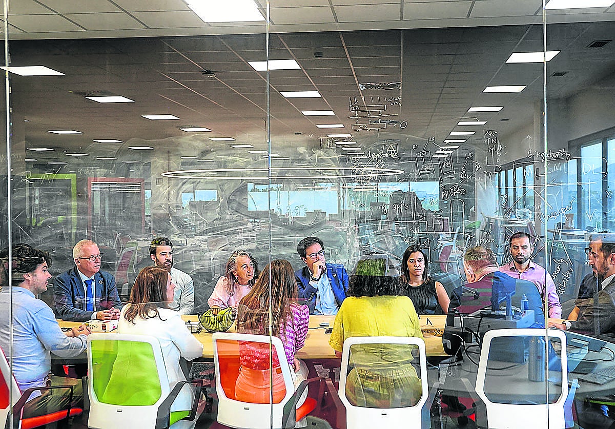 Reunión ayer en Multiverse durante la visita del ministro a la tecnológica donostiarra.