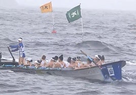 Las remeras de San Juan celebran la segunda posición con Donostiarra, primera, al fondo en Bermeo.