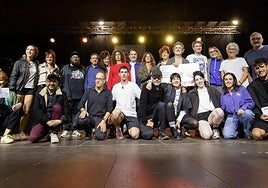 Los finalistas en la edición anterior del Concurso de textos breves de teatro de Lezo, junto con directores, actores y autoridades.