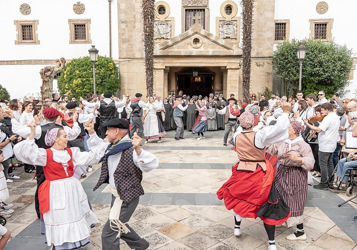 Dantzaris de Erketzcelebración religiosa en el exterior del convento. Fotos: Isaac Farré