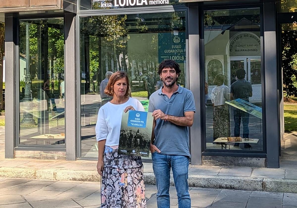 Nagore Alkorta alkatea eta Javi Buces Aranzadiko kidea, Loiolan.