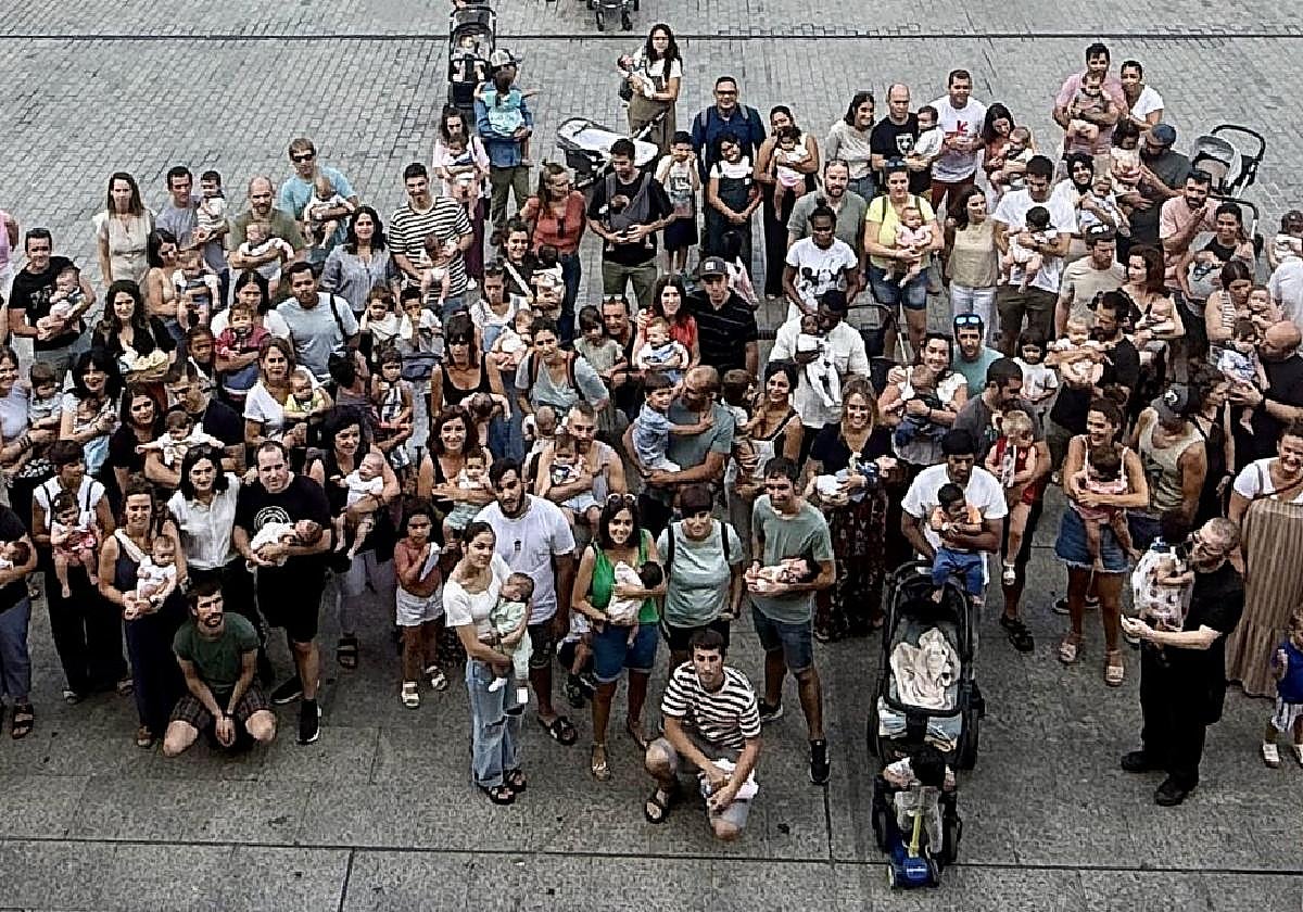 Ya solo quedan siete días para que la bajada del txantxiku.Los 'txantxikis' nacidos desde las pasadas fiestas recibieron su pañuelito de bienvenida a la comunidad oñatiarra en el salón de plenos del Ayuntamiento y luego no faltó la fotografía para el recuerdo en la plaza.