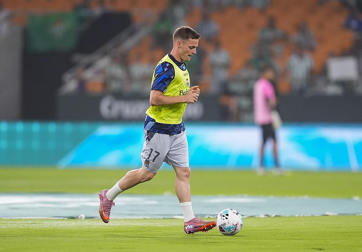 Sergio Gómez, durante el calentamiento del Betis-Real del viernes en La Cartuja.