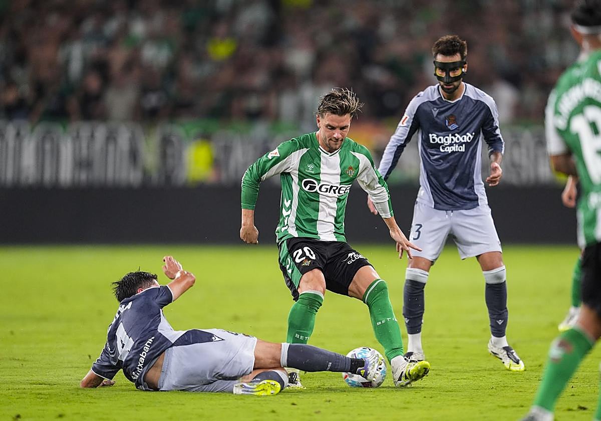 Gorrotxategi recibe la cartulina amarilla tras una dura entrada a Lo Celso el viernes en La Cartuja.