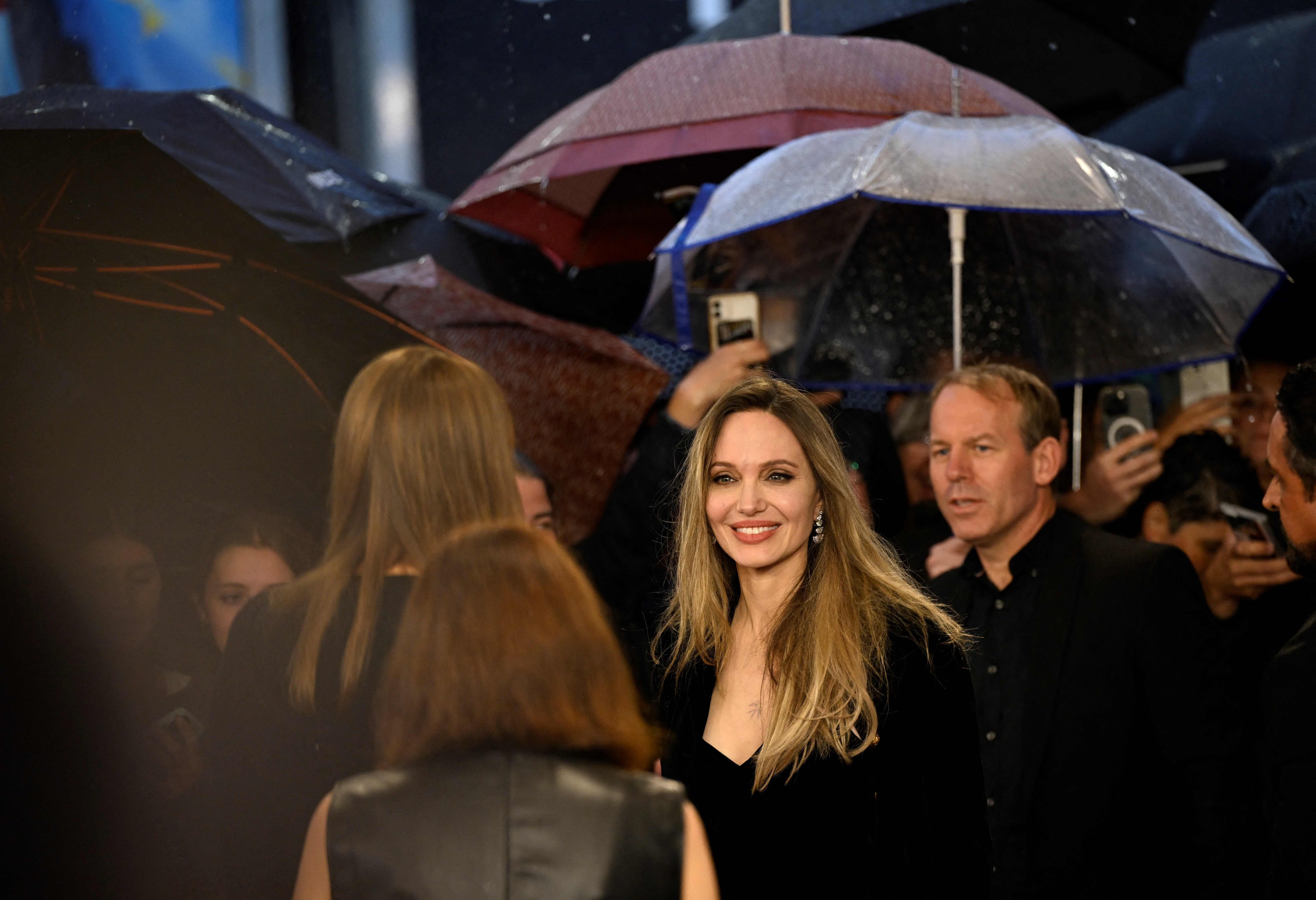 Las mejores imágenes del paso de Angelina Jolie por la alfombra roja del Festival de Cine de San Sebastián