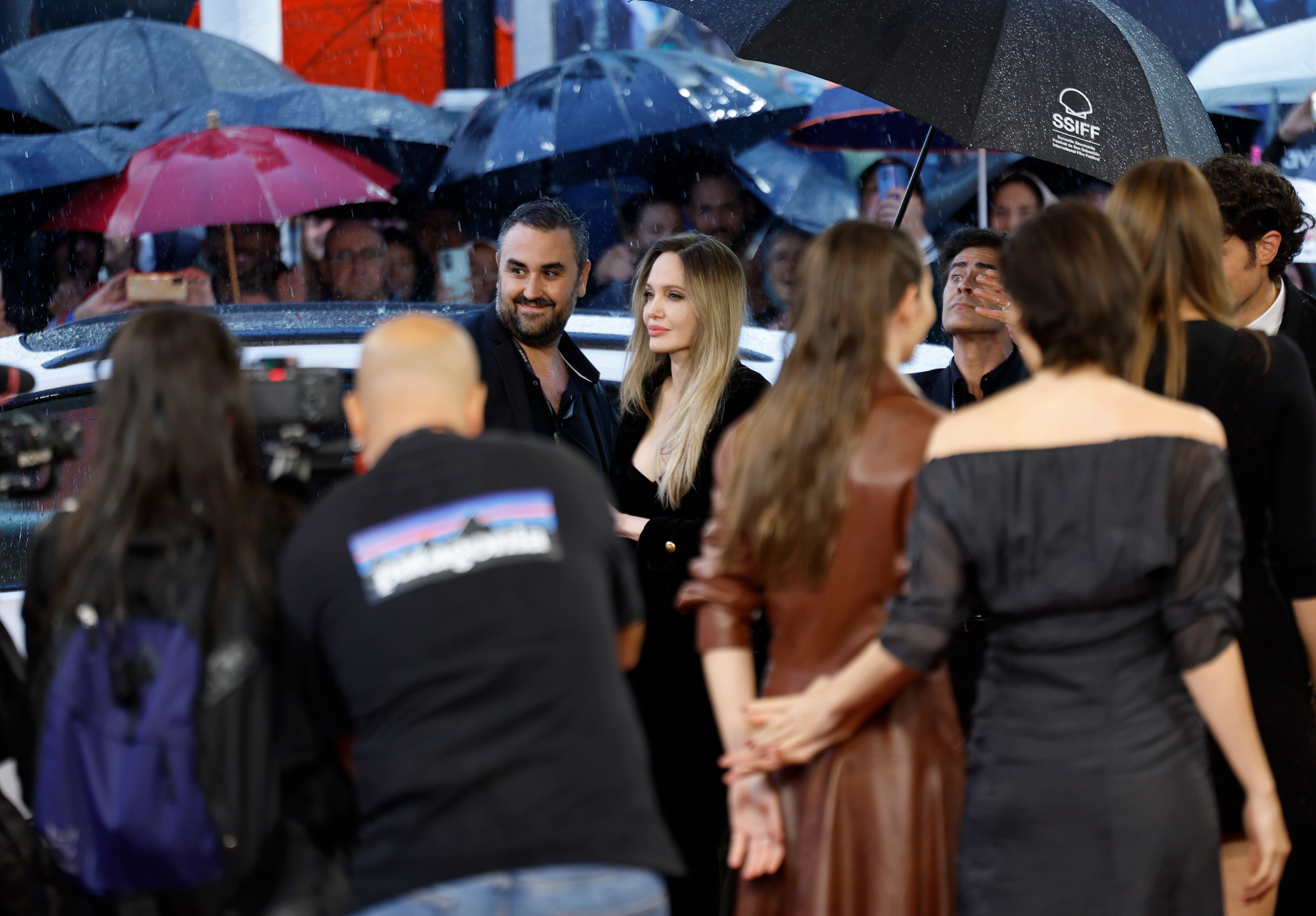 Las mejores imágenes del paso de Angelina Jolie por la alfombra roja del Festival de Cine de San Sebastián