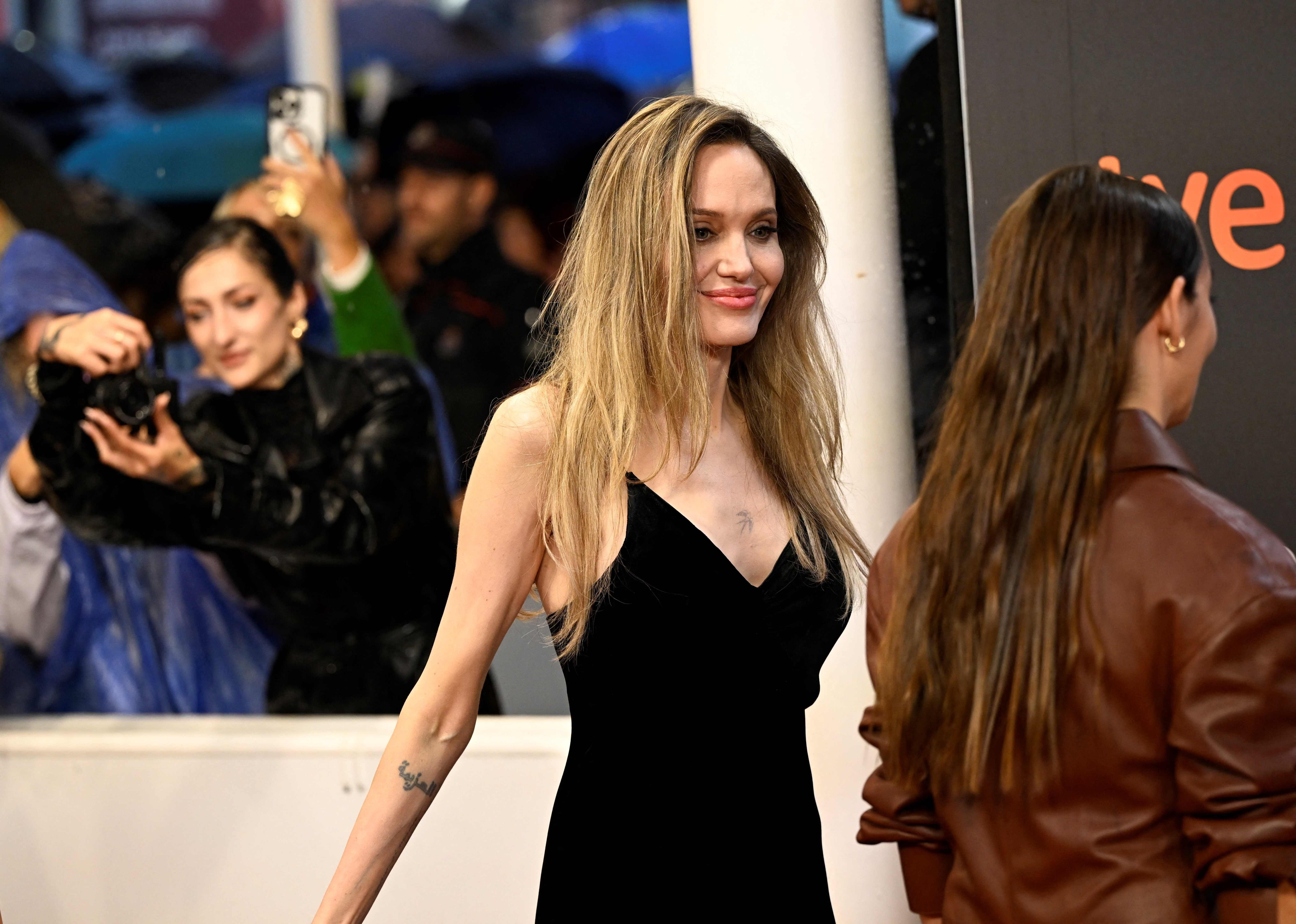 Las mejores imágenes del paso de Angelina Jolie por la alfombra roja del Festival de Cine de San Sebastián