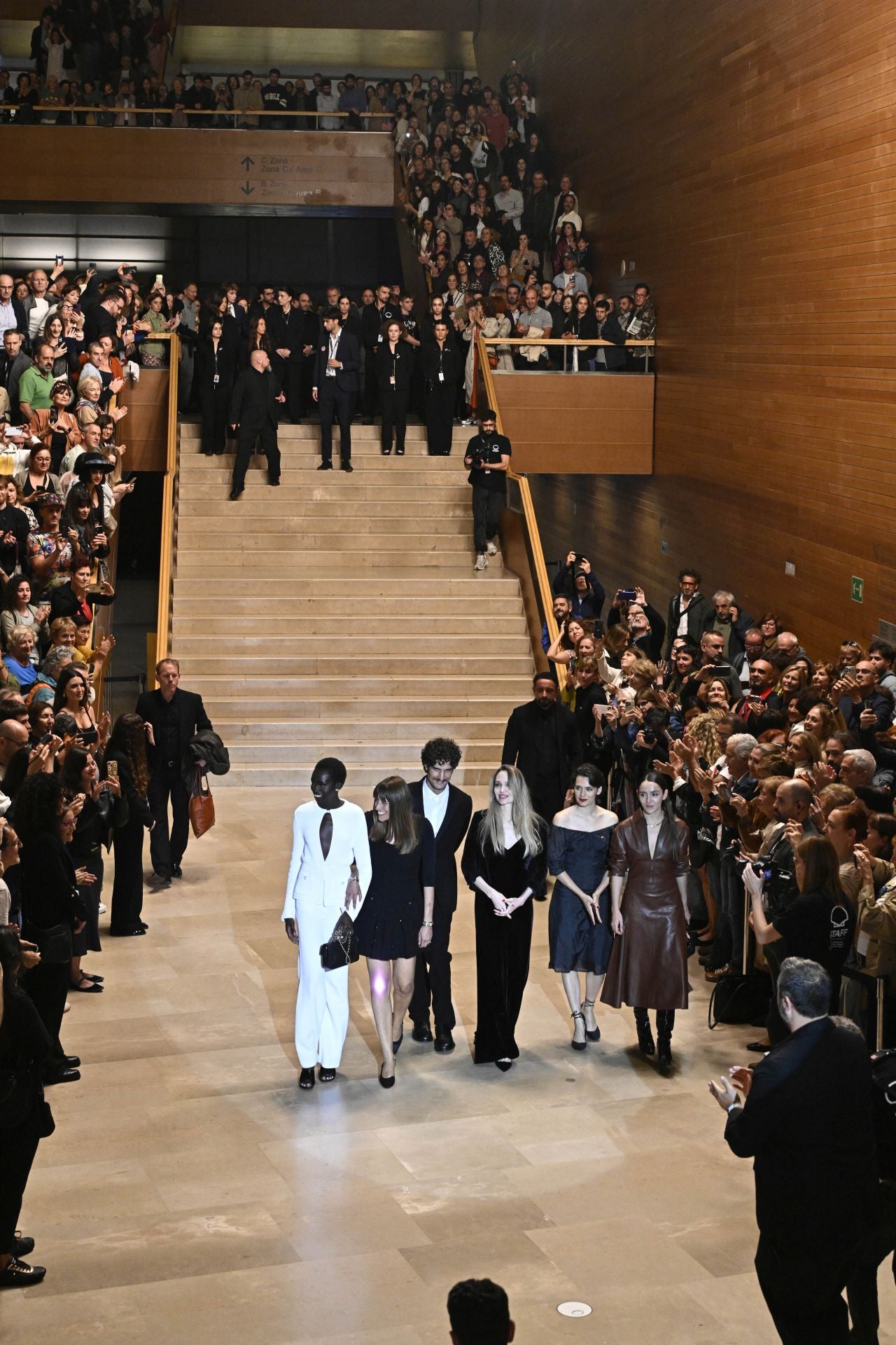El caluroso aplauso a Angelina Jolie en el Kursaal de San Sebastián